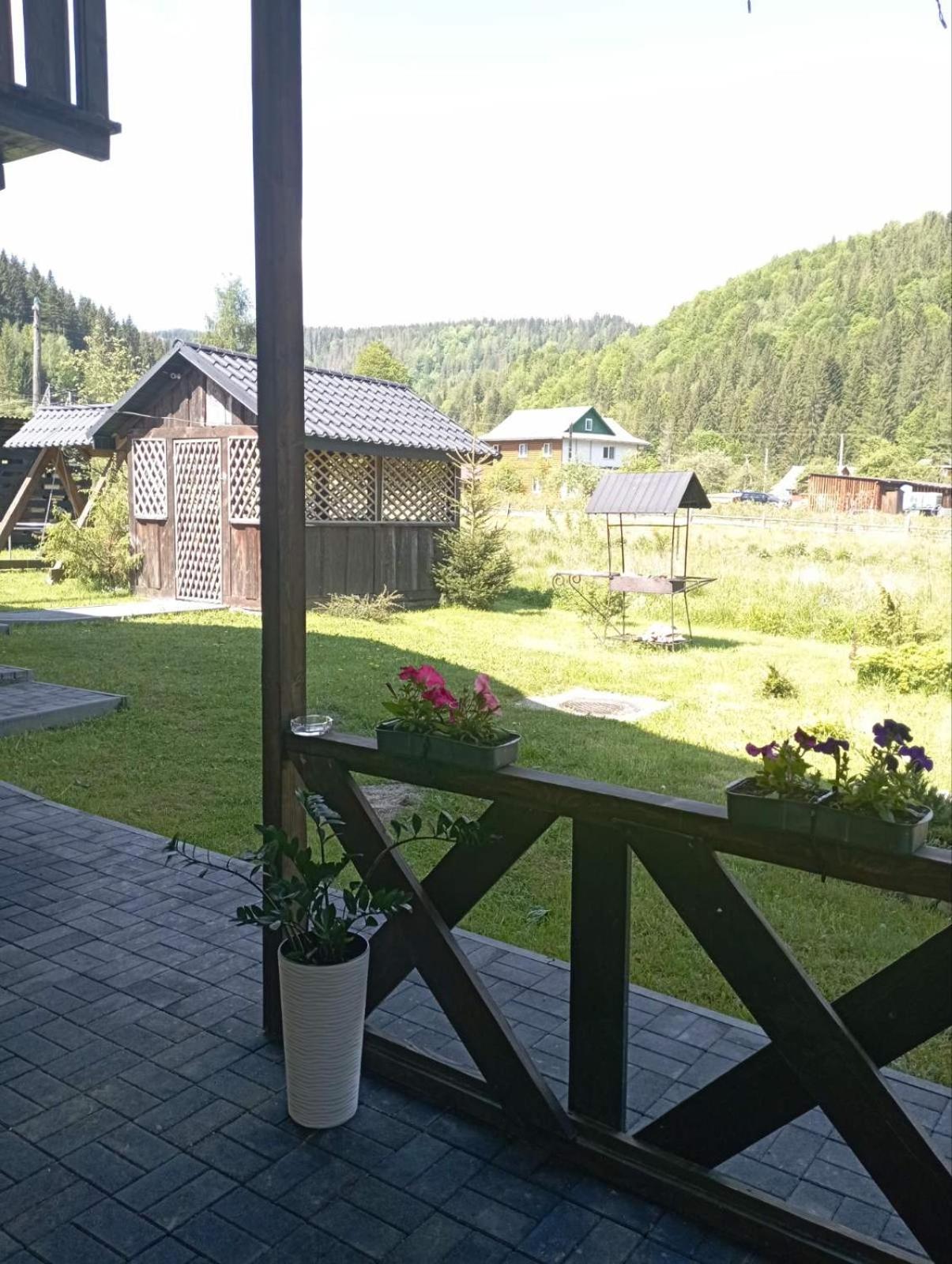 Affittacamere U Anastasii I Sofii Bilya Richki Mykulychyn Esterno foto